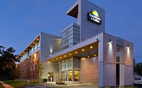 Days Inn & Suites By Wyndham Milwaukee